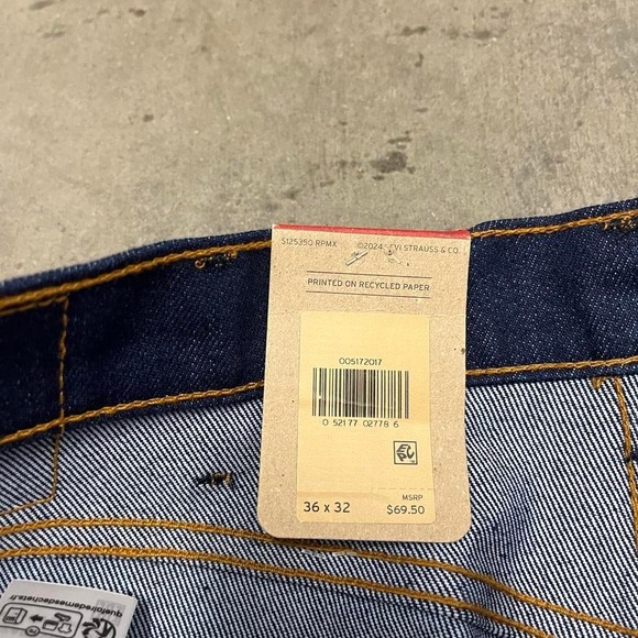 NWT bootcut Levi's 517 dark wash wide leg jeans - Picture 4 of 6